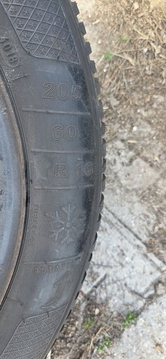 Гуми 2бр 205/60/16 - 1бр  - 89лв