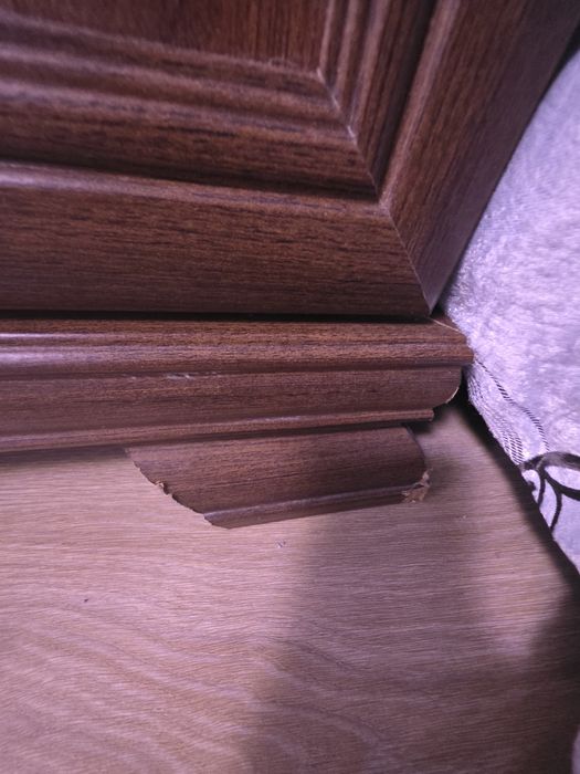 Vitrină clasică/rustic tip soldat, model Kora KRW1, finisaj Nuc