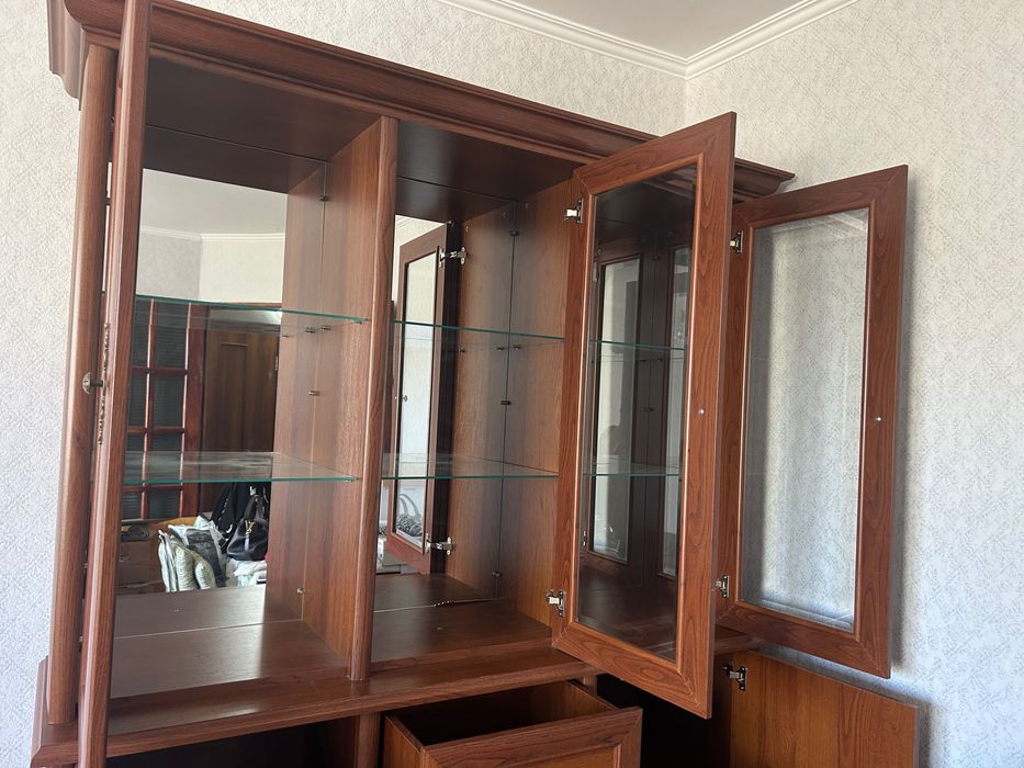 Продам красивый сервант