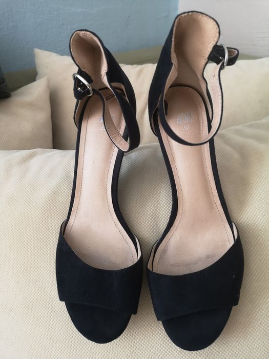 Дамски елегантни обувки, различни модели.