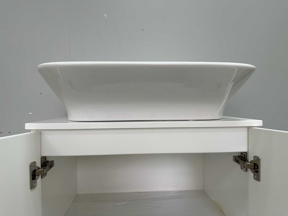 Шкаф 60 см с 2 врати и плот за мивка – бял