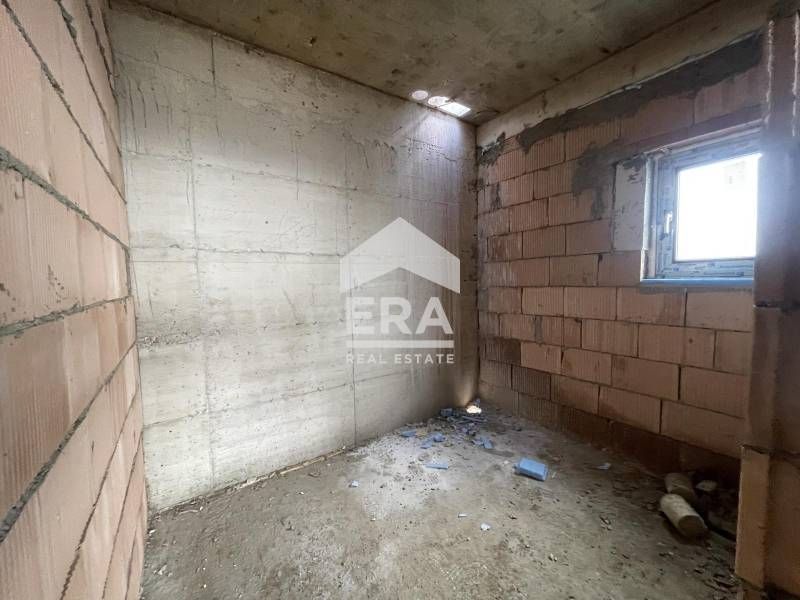 Eднофамилна новострояща се къща на три нива за продажба, с голям гараж