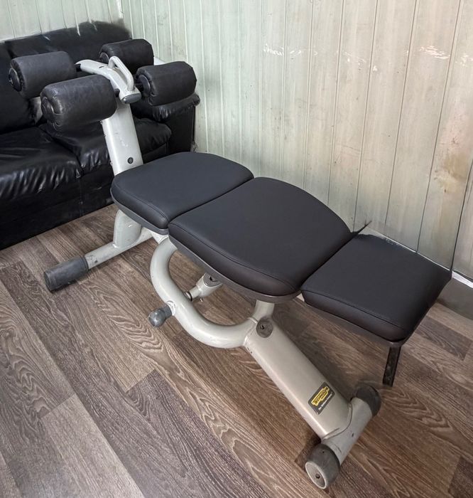 Професионална фитнес лежанка Technogym за коремни преси