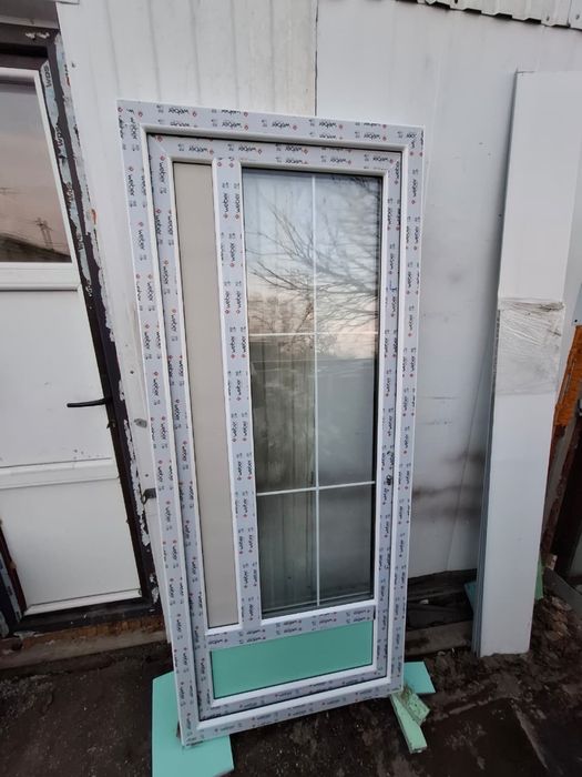 Продам пластиковый дверь