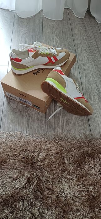 NOI! Vând adidas dama PEPE JEANS