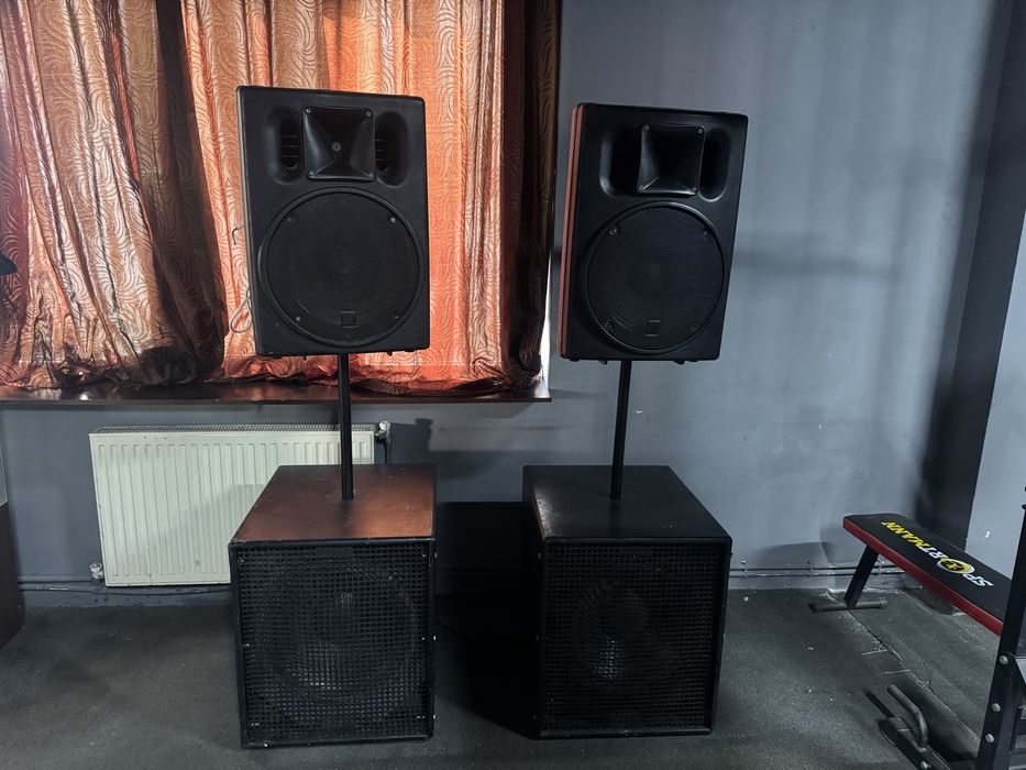 Vand doua topuri doua boxe cu doi basi 1200w cu 300 w