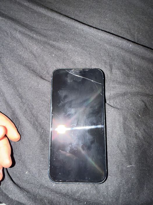 Продавам iphone 13