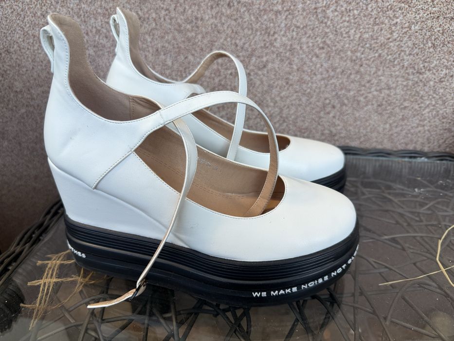 НОВО Обувки на платформа бяло и черно
