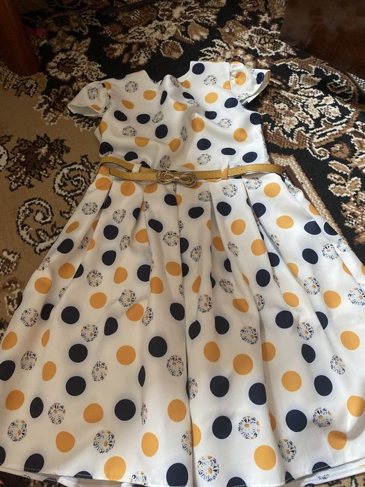 Rochie alba cu buline si flori