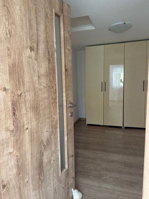 Închiriez casa la curte