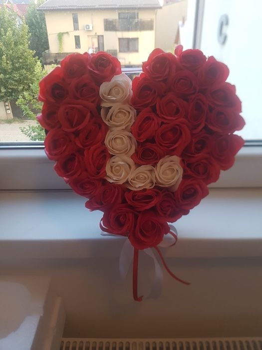 Cutie cu trandafiri din petale de sapun cu numar aniversar 250 lei
