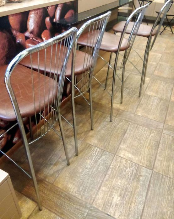 Продавам 2 броя бар столове с облегалки за 100 лева и 4 друг модел