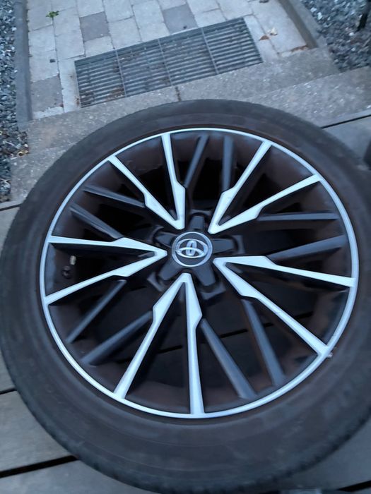 Продавам оригинални Toyota алуминиеви джанти 18” с гуми