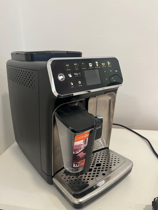 Продаваме автоматична кафемашина Philips LatteGo