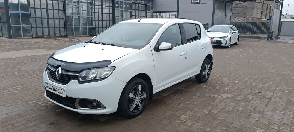 Рено сандеро 2015г