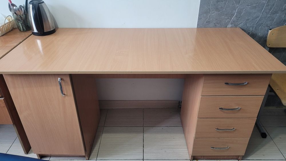 Стол письменный.