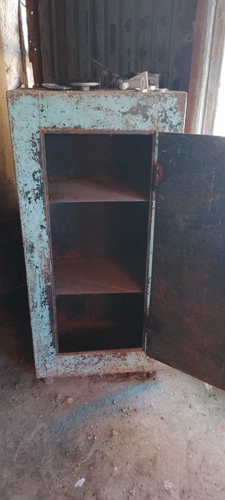 Продам сейф металлический .