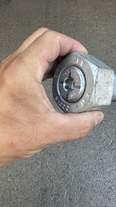 Болт толстый, оценкованый кажется