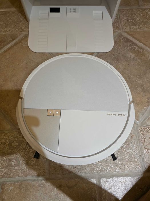 Бяла прахосмукачка робот iRobot Roomba Max 705 Combo + AutoWash Dock с докинг станция за сухо и мокро почистване, бял