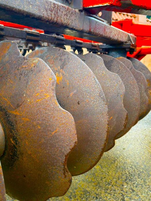 Disc greu semigreu RAZOL 4 ,2 m an 2012 Pliabil cu 38 discuri Kuhn Discover XM souchu pinet Gregoire Besson Quivogne