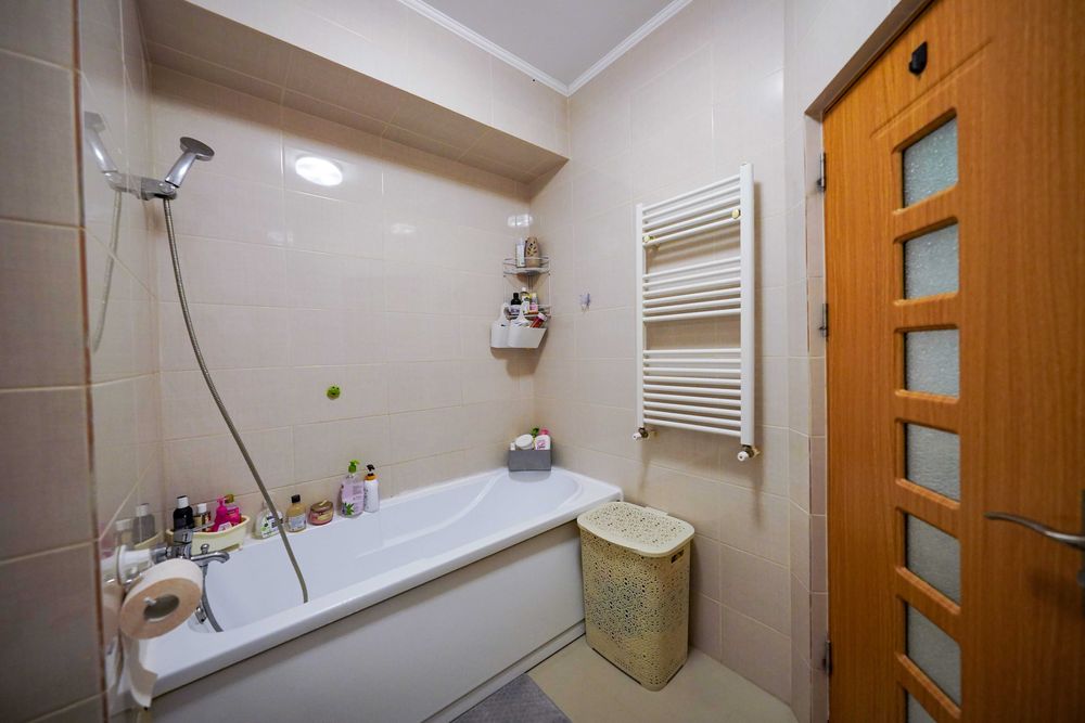 Vand apartament in Compozitori complet mobilat si utilat.