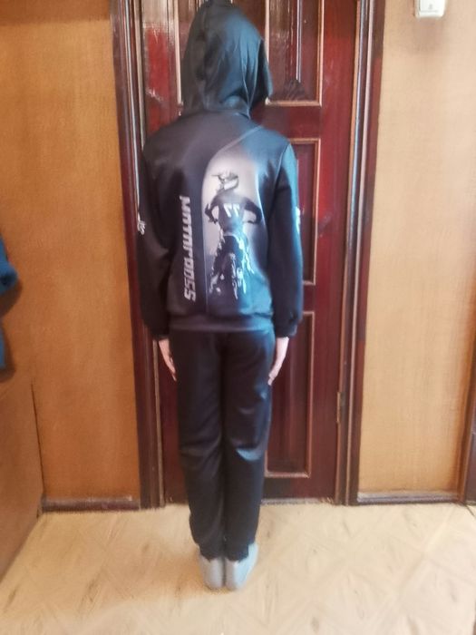 Продам спортивный костюм