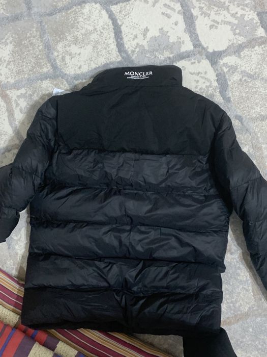 Куртка Moncler не одеавалась