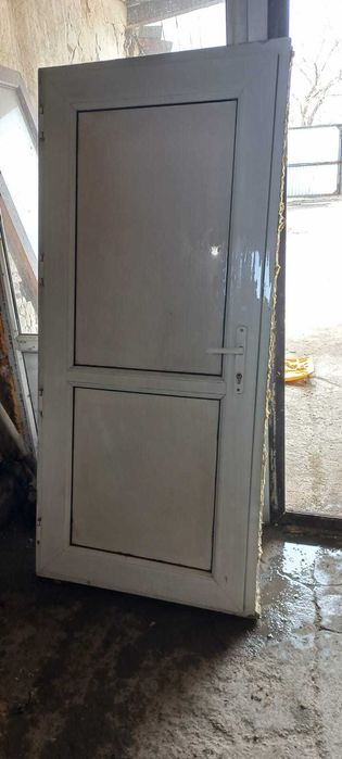 Пластиковая дверь