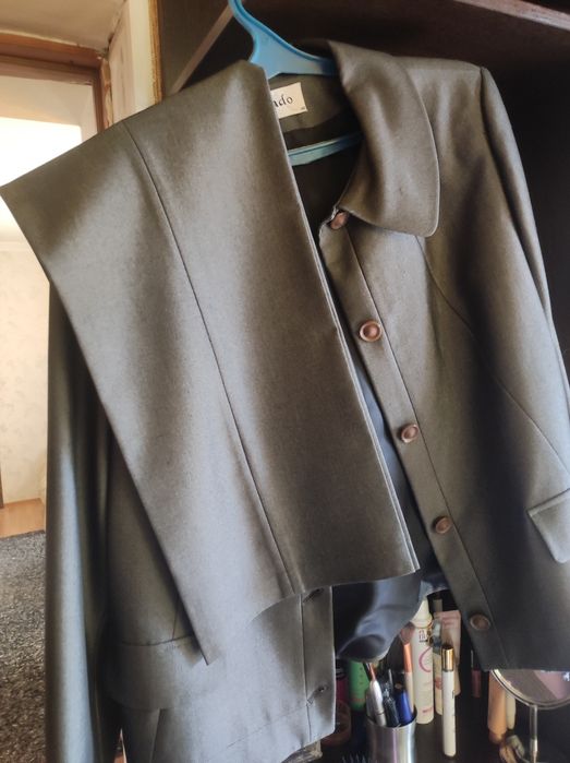 Продам брючный костюм