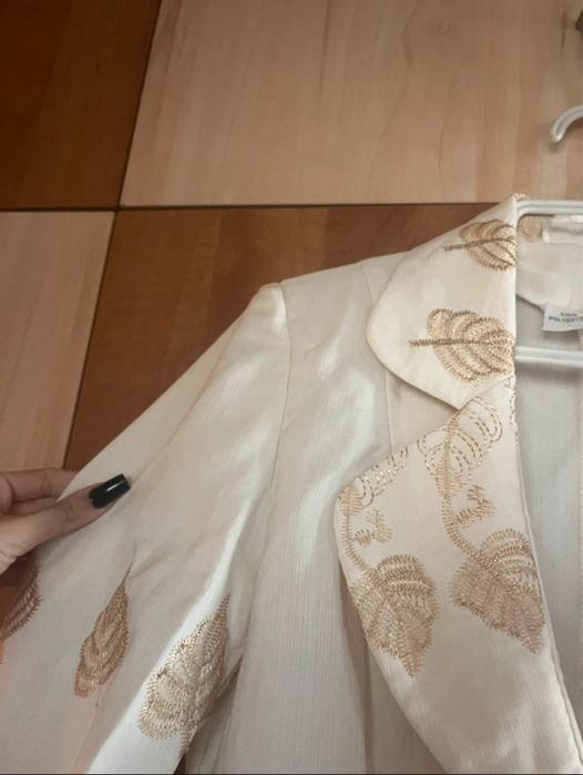 compleu model deosebit format din sacou si fusta