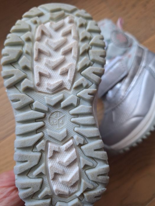 Cizme îmblănite si impermeabile de zăpadă