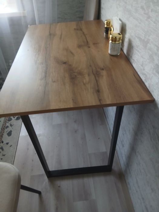 Продам современный стол в идеальном состоянии