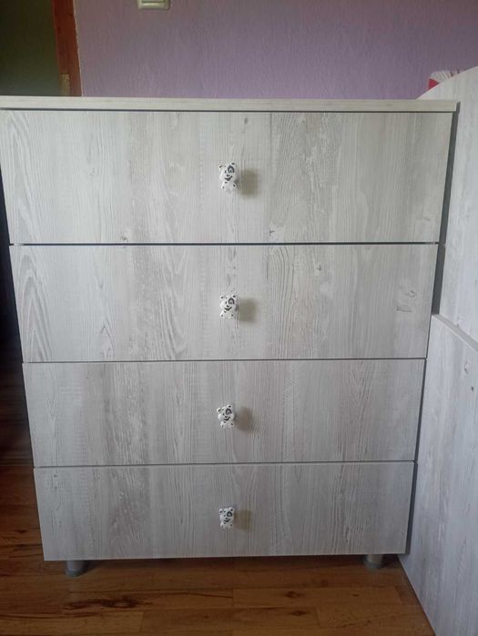 Бебешко легло, ставащо на голямо с бюро