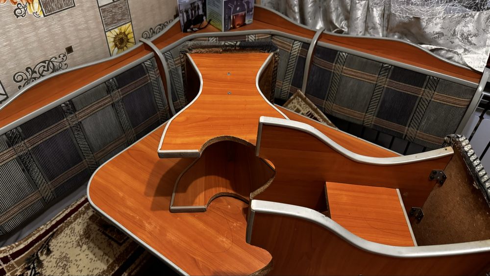 Кухонный гарнитур + стол с стульями 3в1