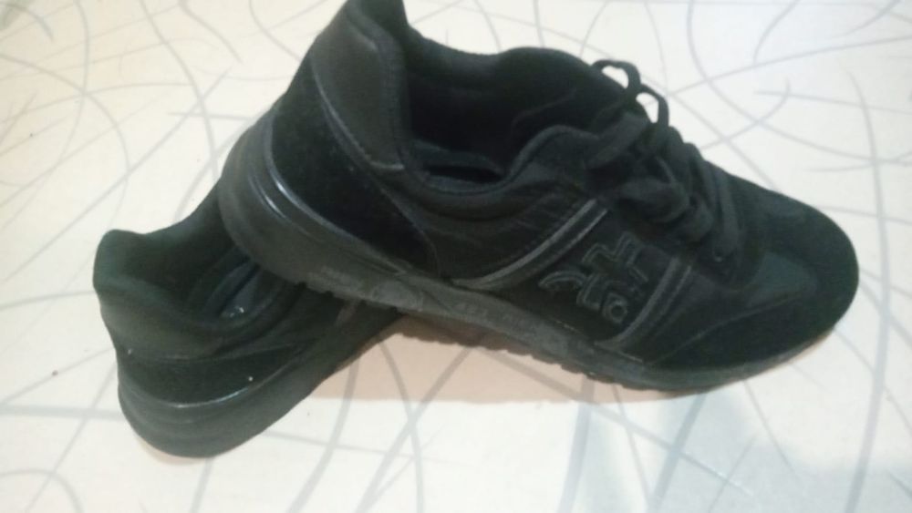 Продам мужские кроссовки