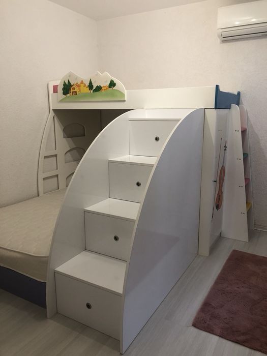 Детско комбинирано легло на два етажа с чекмеджета за дрехи