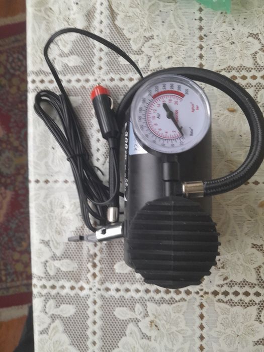 Vând compresor auto 12v alimentare la bricheta de la mașină 60 lei