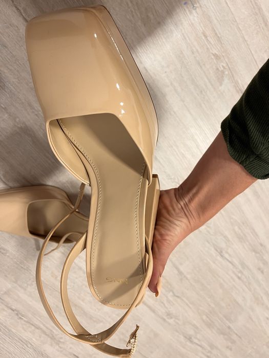 Масивни сандали с ток Mango