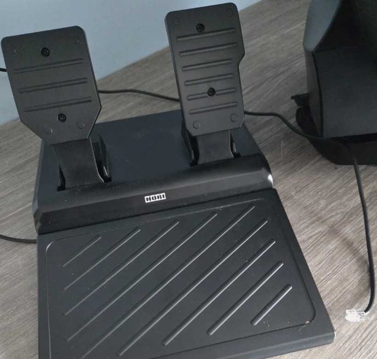 Волан с педали за PS4 и Kомпютър - Hori Racing wheel Wireless RWA – като нов!