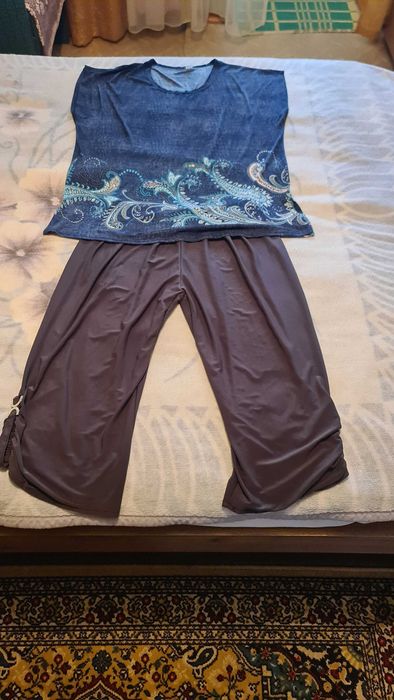 Вещи женские разные (брюки, кофты, платье)