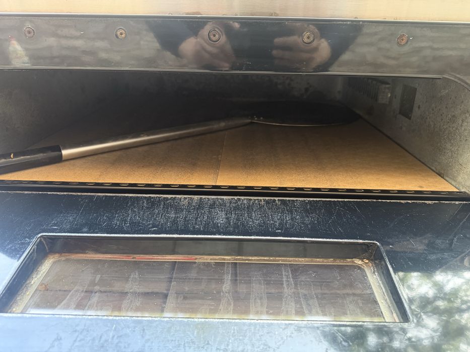 Пицца пець Abat очень большой и мощный