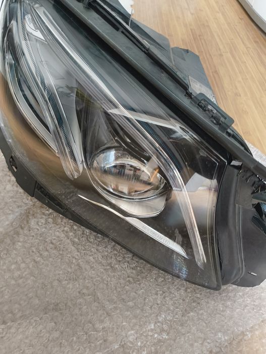 Продавам десен фар за mercedes w213