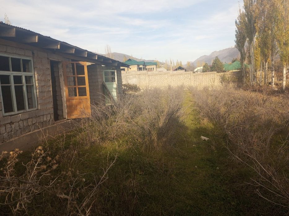 Sirochni 8 sotiĝ  yer  sotiladi  dacha suv boyiga yaqin 1 sotiĝ
