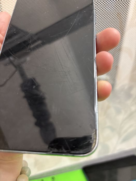 Samsung Galaxy S22+ и Xiaomi Redmi