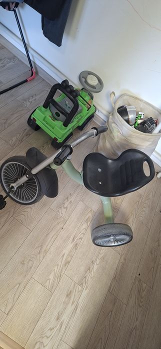 Продам велик и игрушки