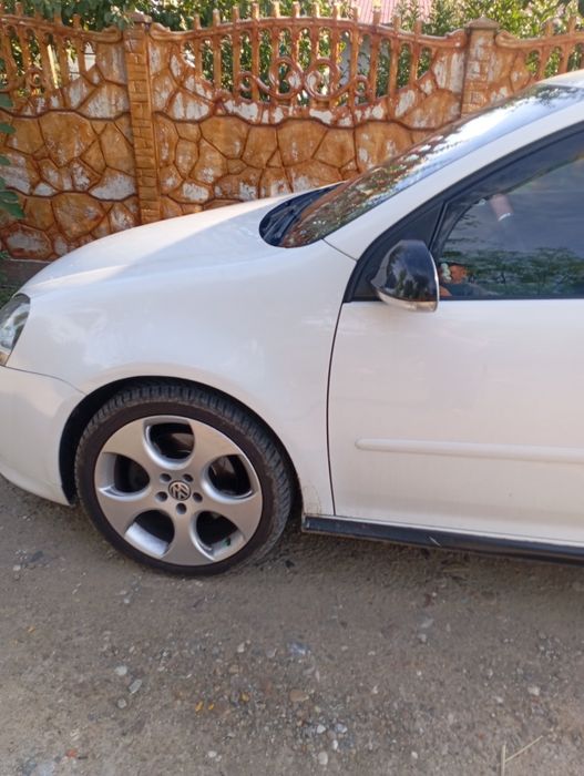 Vând Volkswagen 5, sau schimb cu Logan 2008 sau mai nou.