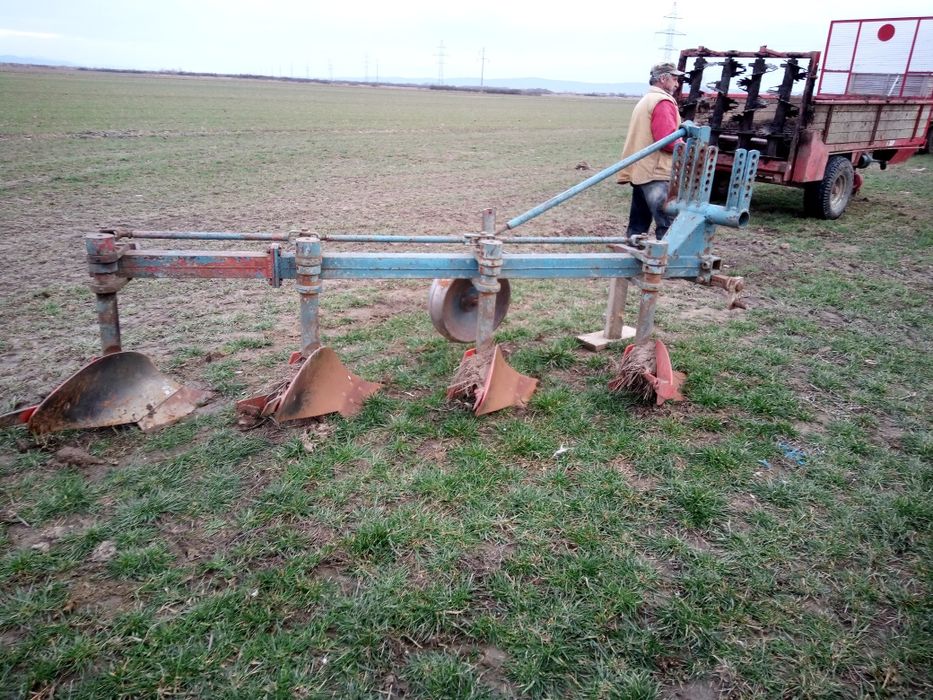 Vând plug aproape nou 3+1