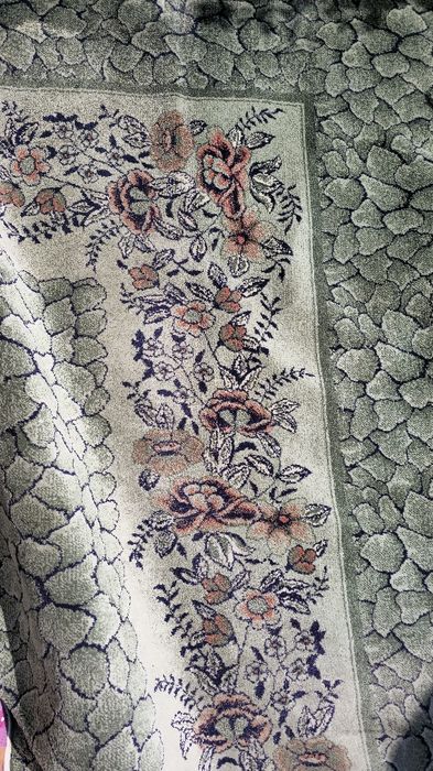 Красив персийски  килим с флорални мотиви