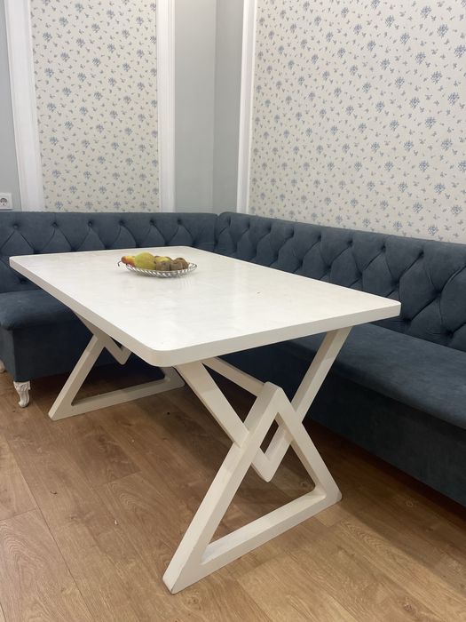 Продам уголок и стол