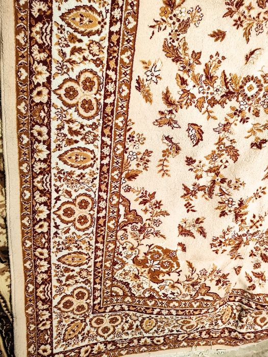 Vand doua covoare persane calitative.